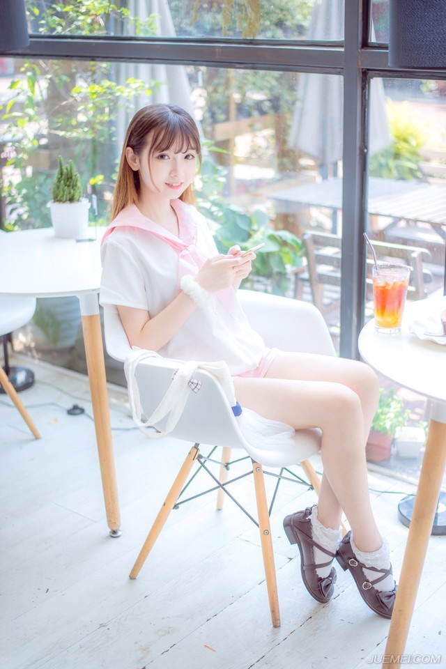 “如果夫君不小气的话，姐姐就真该担忧你的将来了。”大乔苦笑道，如果吕布真的一点反应都没有，那就证明，小乔在吕布眼里，依旧是个玩物，现在整个乔家都迁来了长安，仰吕布鼻息生存，如果他们姐妹失宠了，那对乔家来说，就是一个巨大的打击，就算吕布不去对付乔家，也不会再关照，那些嗅觉敏锐的政客们绝对不会放过这个打击乔家的机会。